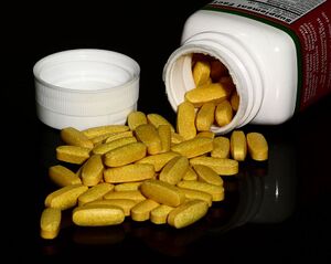 800px-B vitamin supplement tablets.jpg